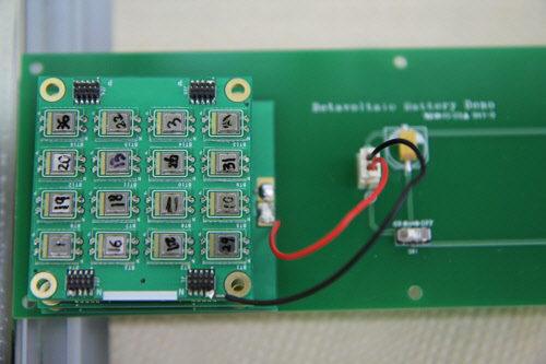 국내 연구진이 개발한 '베타전지' 시제품.                                       [한국원자력연구원 제공=연합뉴스]